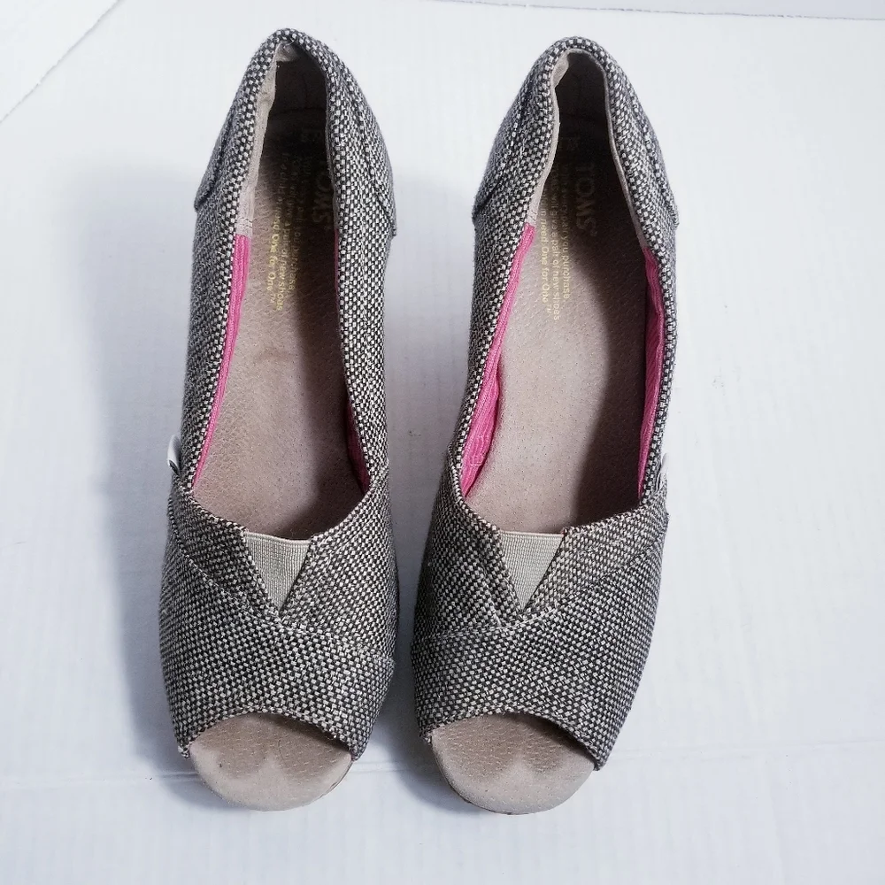 TOMS OPEN TOE WEDGE SIZE 8